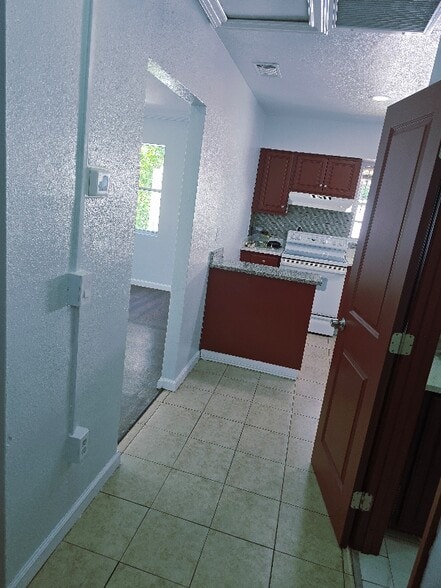 Building Photo - 3212 E Henry Ave