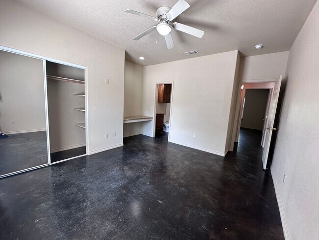 Building Photo - Spacious 4/4 House Near Baylor Campus with Yard - SPRING SEMESTER AVAILABILITY!