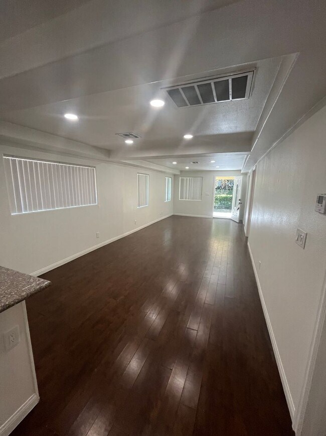 Building Photo - 556 Mar Vista Ave