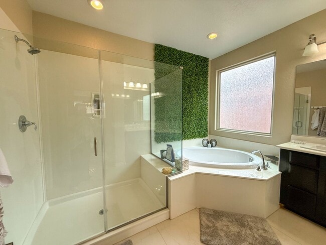 Building Photo - Luxury 6/BD 4.5/BA Large Furnished Home with Dual Primary Suites in Gated Community