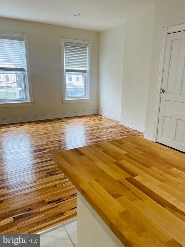 Building Photo - 442 W Hanover St