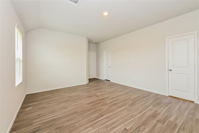 Building Photo - 2130 Middle Rdg Dr