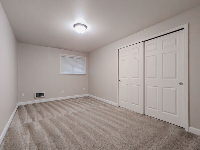 Building Photo - Updated & move in ready 3 bed 2 bath rambler w/ 2 car garage!