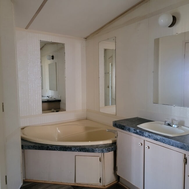 Building Photo - 926 Hollywood Dr
