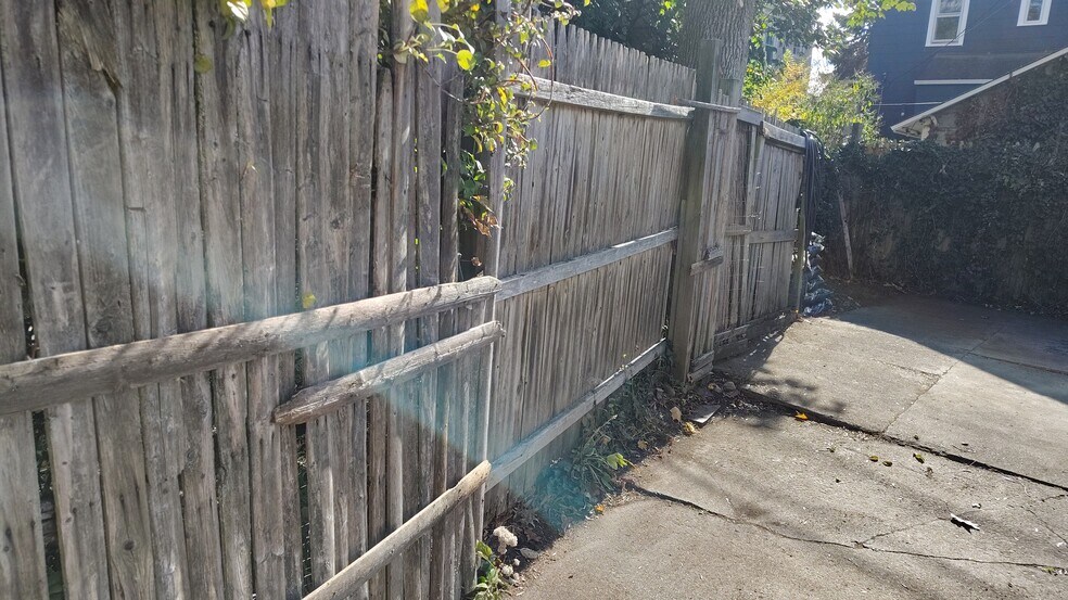 PARKING SPACE WITH STOCADE FENCE - 4 Edmarth Pl