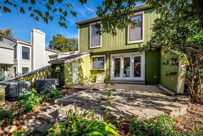 Building Photo - Live the Lake Lifestyle! 3-bedroom, 1.5-ba...