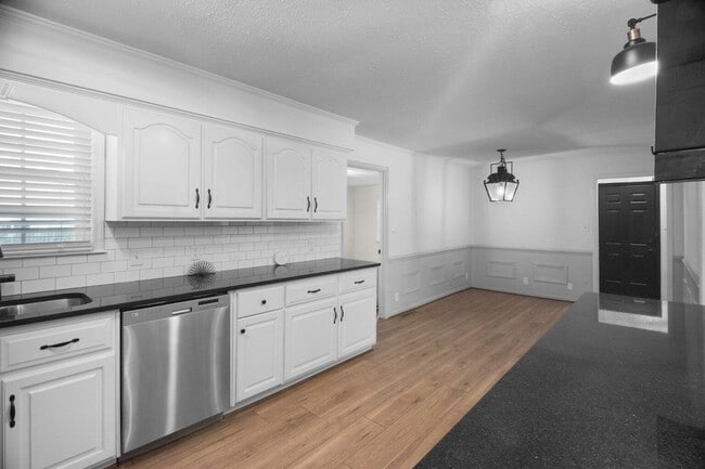 Building Photo - 1416 Two Notch Rd SE