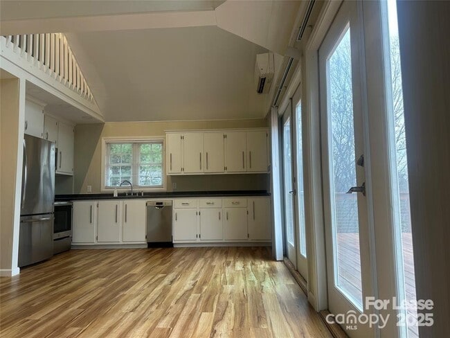 Building Photo - 236 Lakeview Dr
