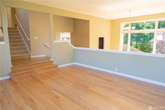Building Photo - 4B/2.5Ba Bellevue House