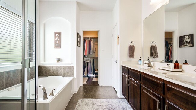 Building Photo - Beautiful 3 bedroom 2 bath and an office w...