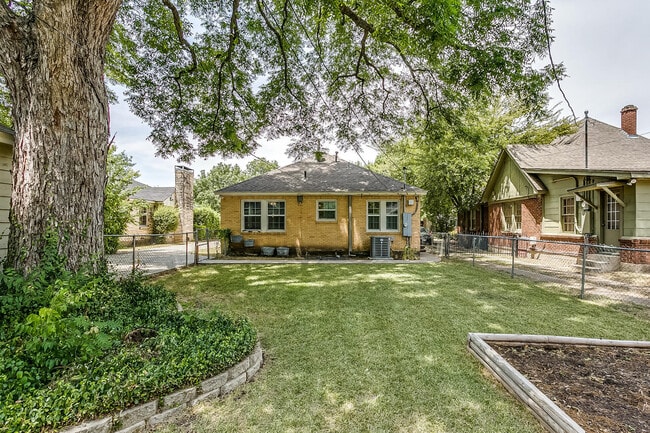 Building Photo - Ready for New Students- 2 Bed, 1 Bath Tudor Home Minutes from TCU- 76109