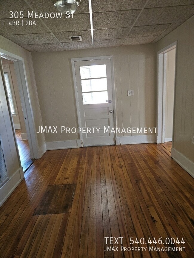 Building Photo - 305 Meadow St