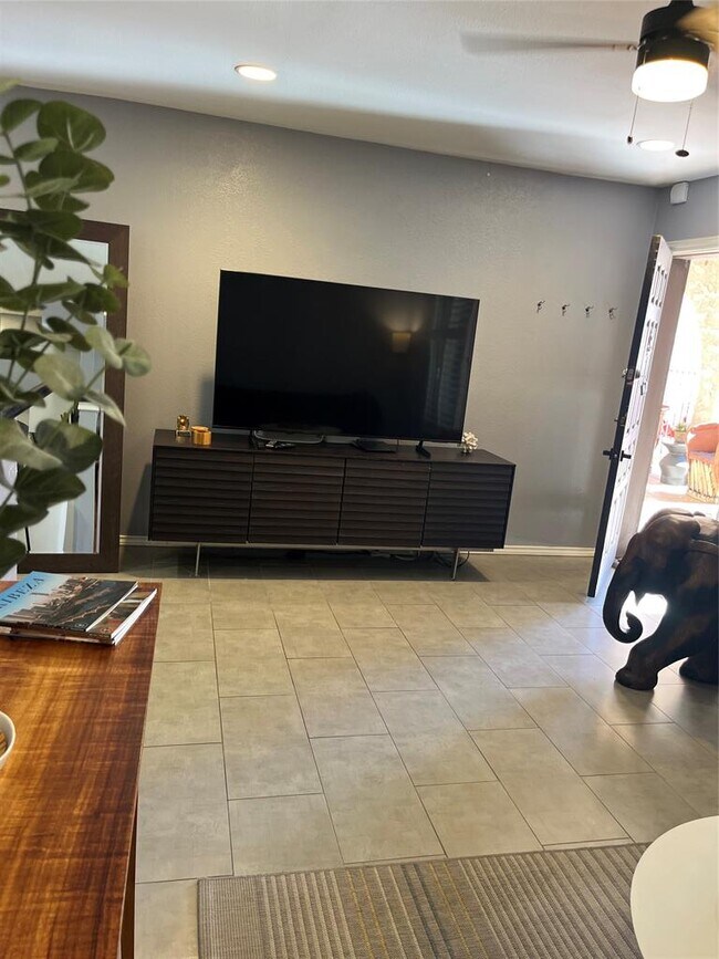 Building Photo - 505 W 7th St