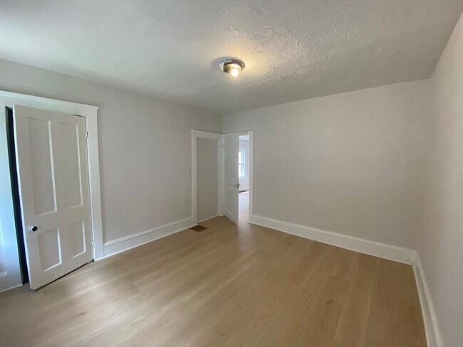 Building Photo - Beautiful Large 3 Bedroom Home West Cleveland
