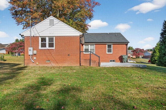 Building Photo - 250 Gillespie Dr NE