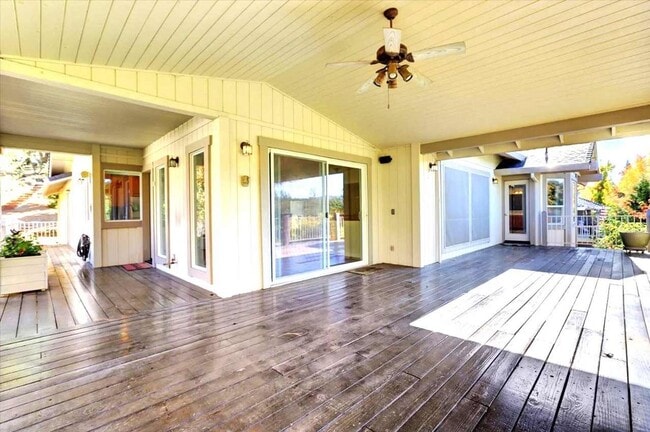 Building Photo - Golf Course 3/2 home in Lake Wildwood, Pen...