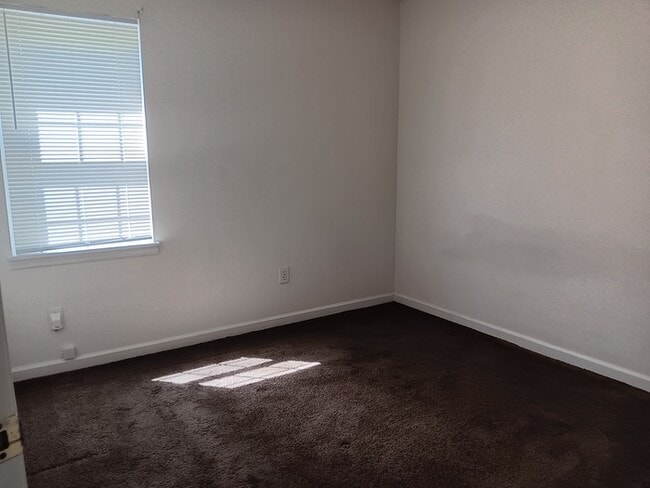 Building Photo - 743 Treasure Dr SW