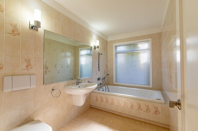 Building Photo - 908 Glennan Dr
