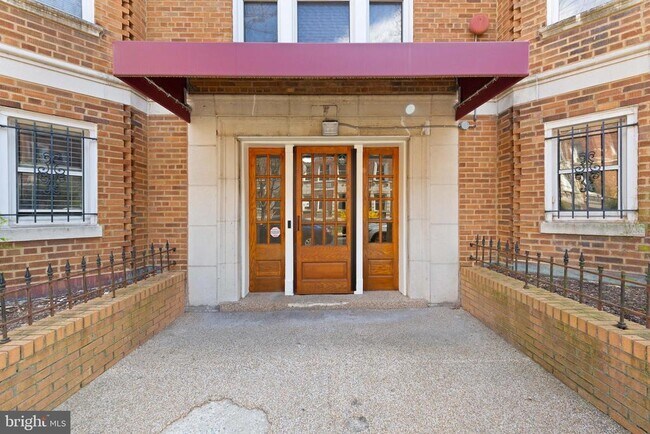 Building Photo - 1820 Clydesdale Pl NW
