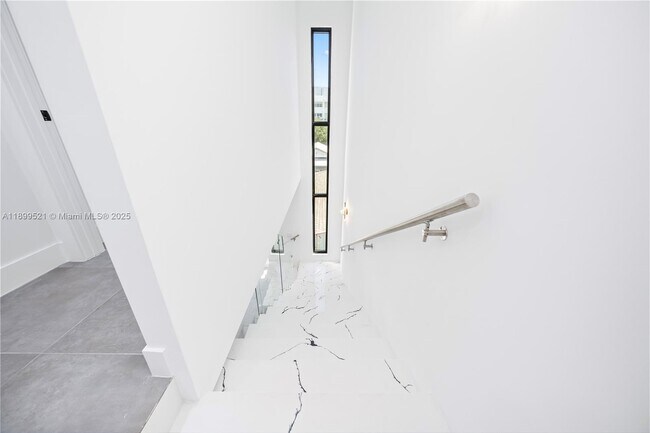 Building Photo - 526 SW 2nd St