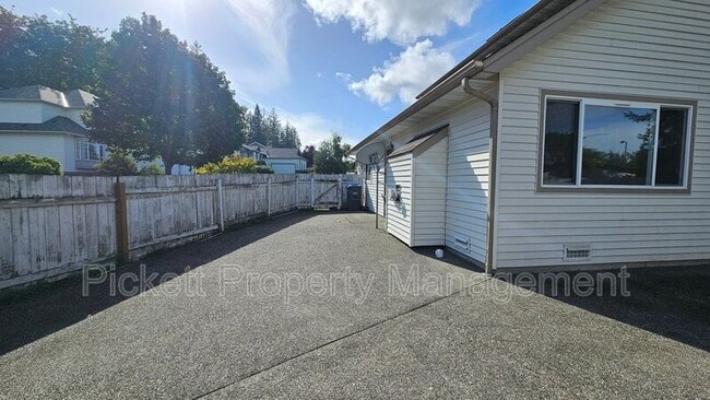 Building Photo - 6453 Grand Pine Loop NE