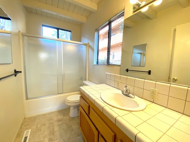 Building Photo - 753 Laine St