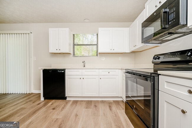 Building Photo - 4276 Old Lake Dr