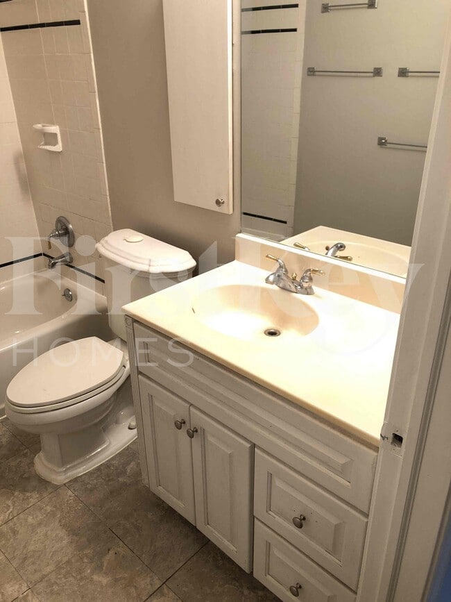 Building Photo - 127 Saugatuck Rd