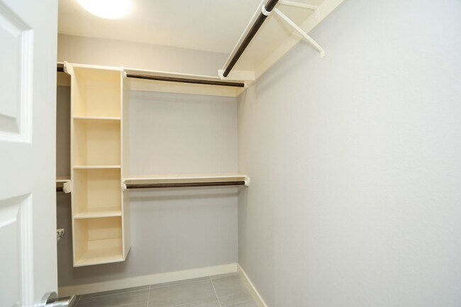 Building Photo - 2214 Holly Knoll St