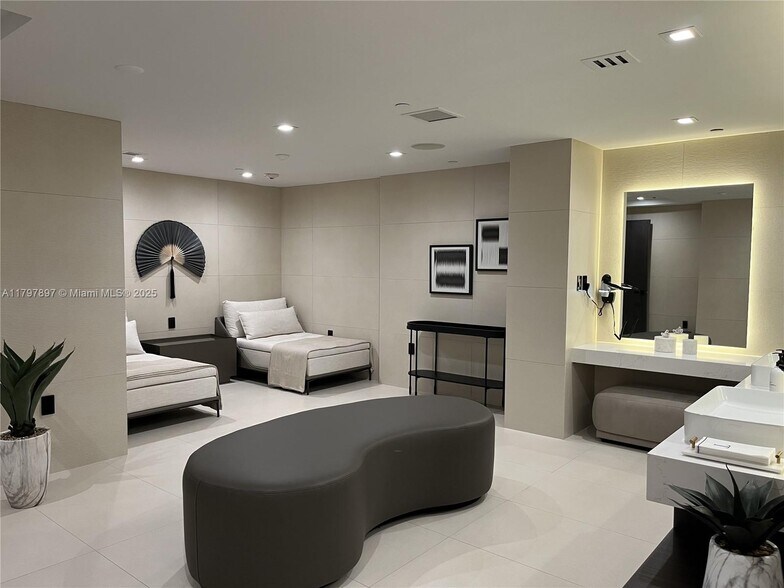 Building Photo - 15901 Collins Ave
