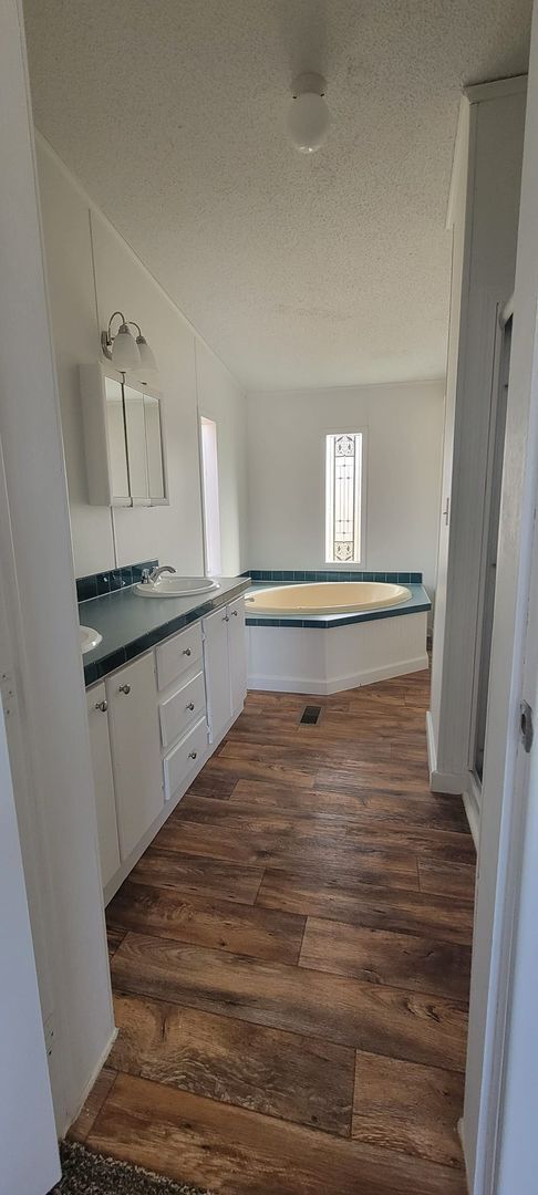 Building Photo - Ready to move in!