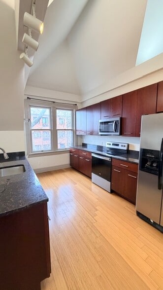 Upgraded kitchen - 4400 Laclede Ave