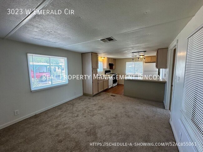 Building Photo - 3023 W Emerald Cir