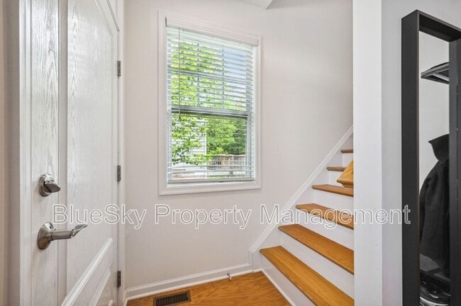 Building Photo - 132 Longwood Dr