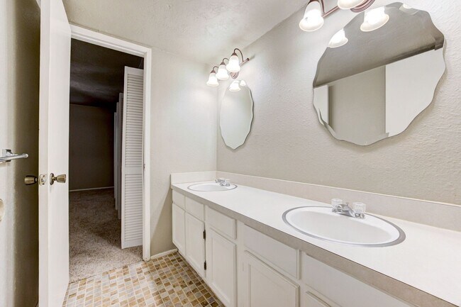 Building Photo - Cute Townhouse in the Heart of Norman, just minutes from OU!