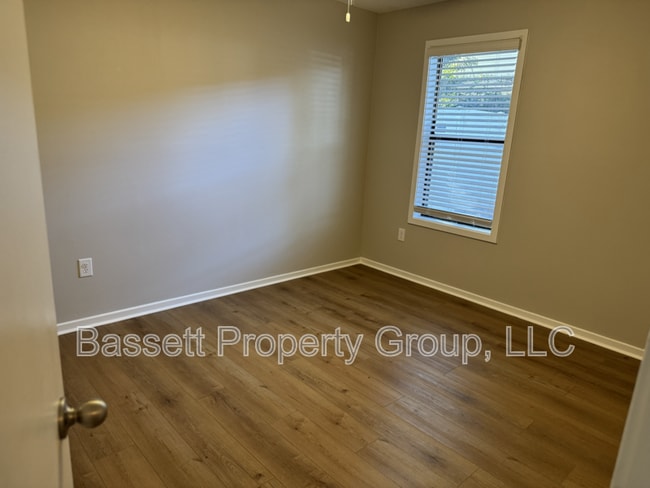 Building Photo - 1739 River Front Dr