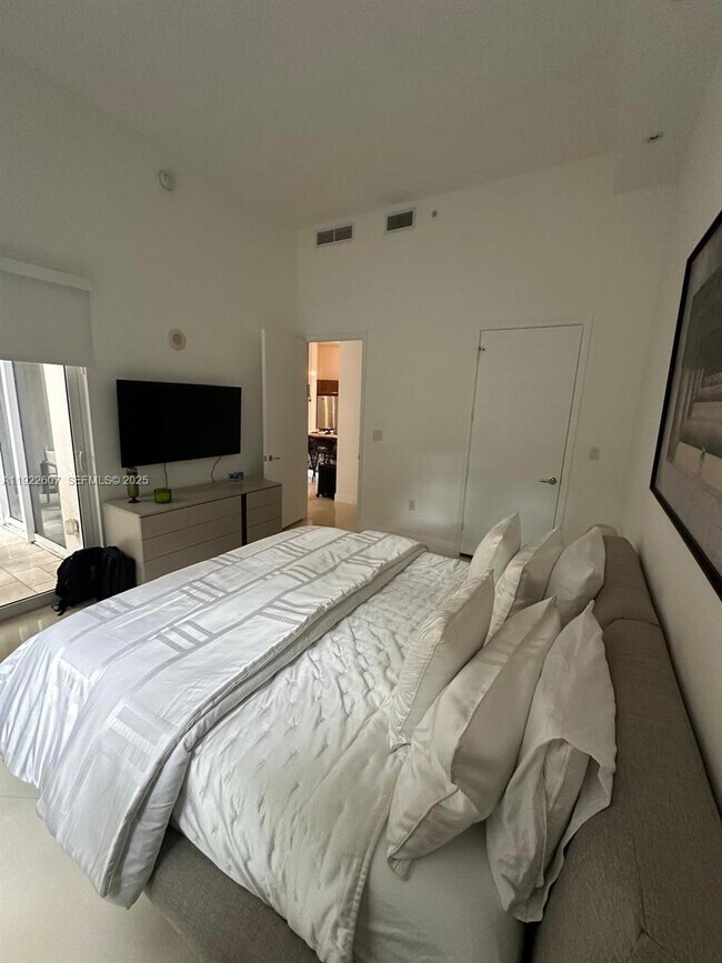 Building Photo - 19900 E Country Club Dr