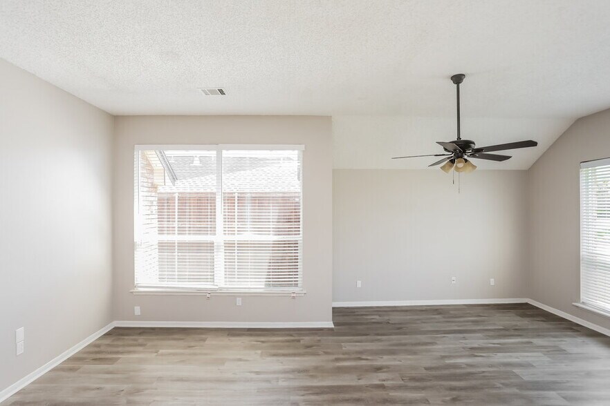 Building Photo - 2001 Valley Falls Ave