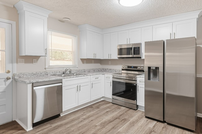 Building Photo - Adorable 2 BR duplex in the heart of Mboro!