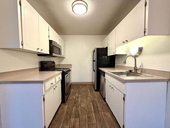 Building Photo - **FREE FIRST MONTH'S RENT** Spacious Top Floor Unit~ Great Natural Light~ Updated with Great Stor...