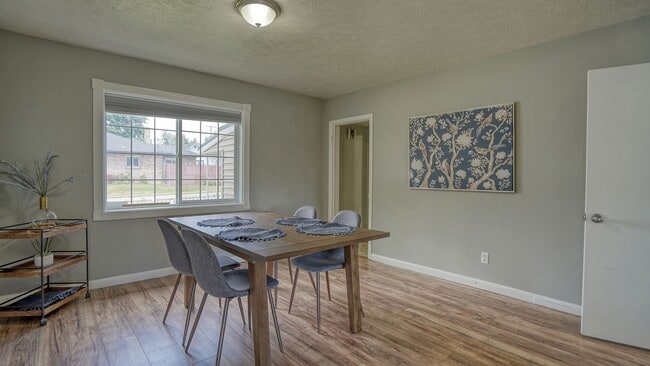 Building Photo - 2-bedroom/1 bathroom, parking included