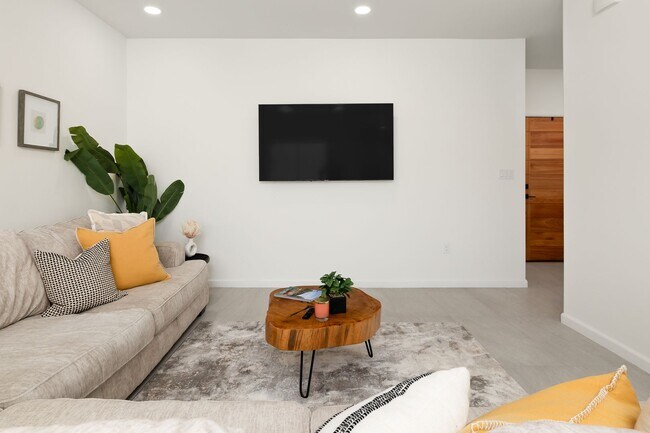 Building Photo - Luxury 3 Bedroom 2.5 Restroom Townhouse for Long-Term Lease | Gated Community-North McAllen