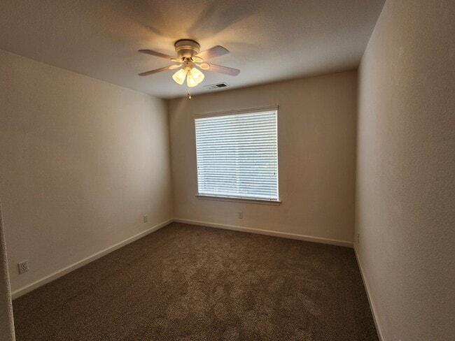 Building Photo - Large home on a golf course