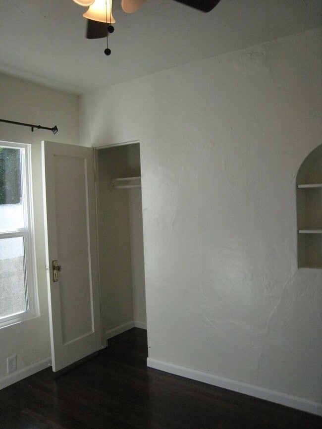 Building Photo - Duplex w/ yard and garage!