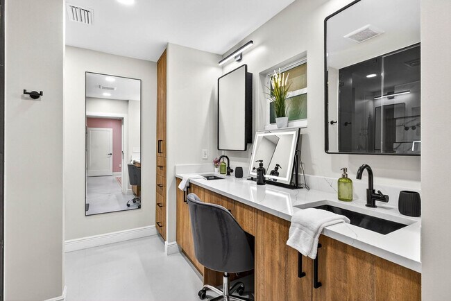 Building Photo - 319 Brentwood Dr