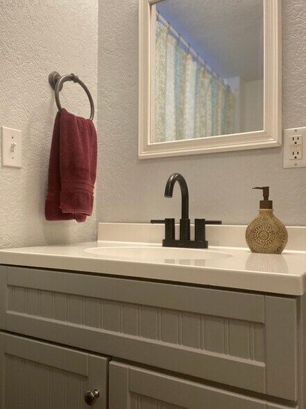 Building Photo - 616 W Mulberry St