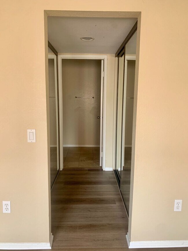 Building Photo - Gorgeous 2BR/2.5BA Condo in University City/Golden Triangle