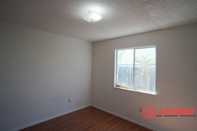 Building Photo - Splendid Home In East Bakersfield!