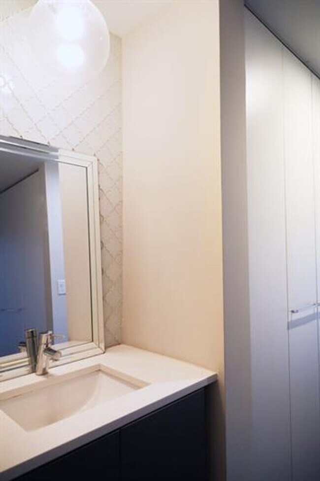 Building Photo - 434 Clinton Pl