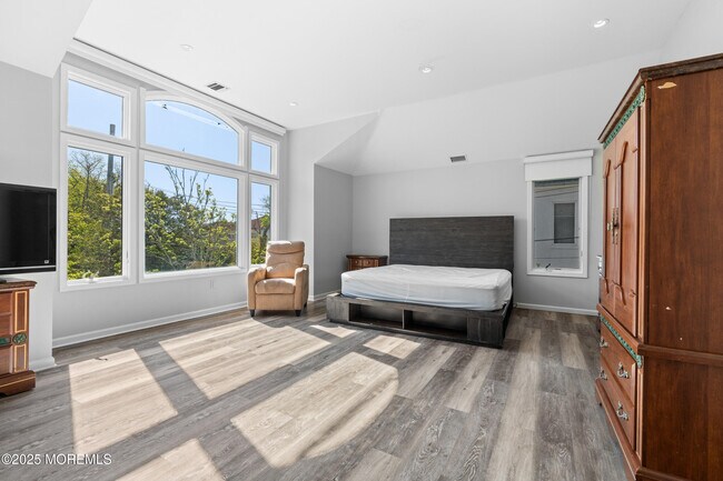 Building Photo - 230 Norwood Ave N